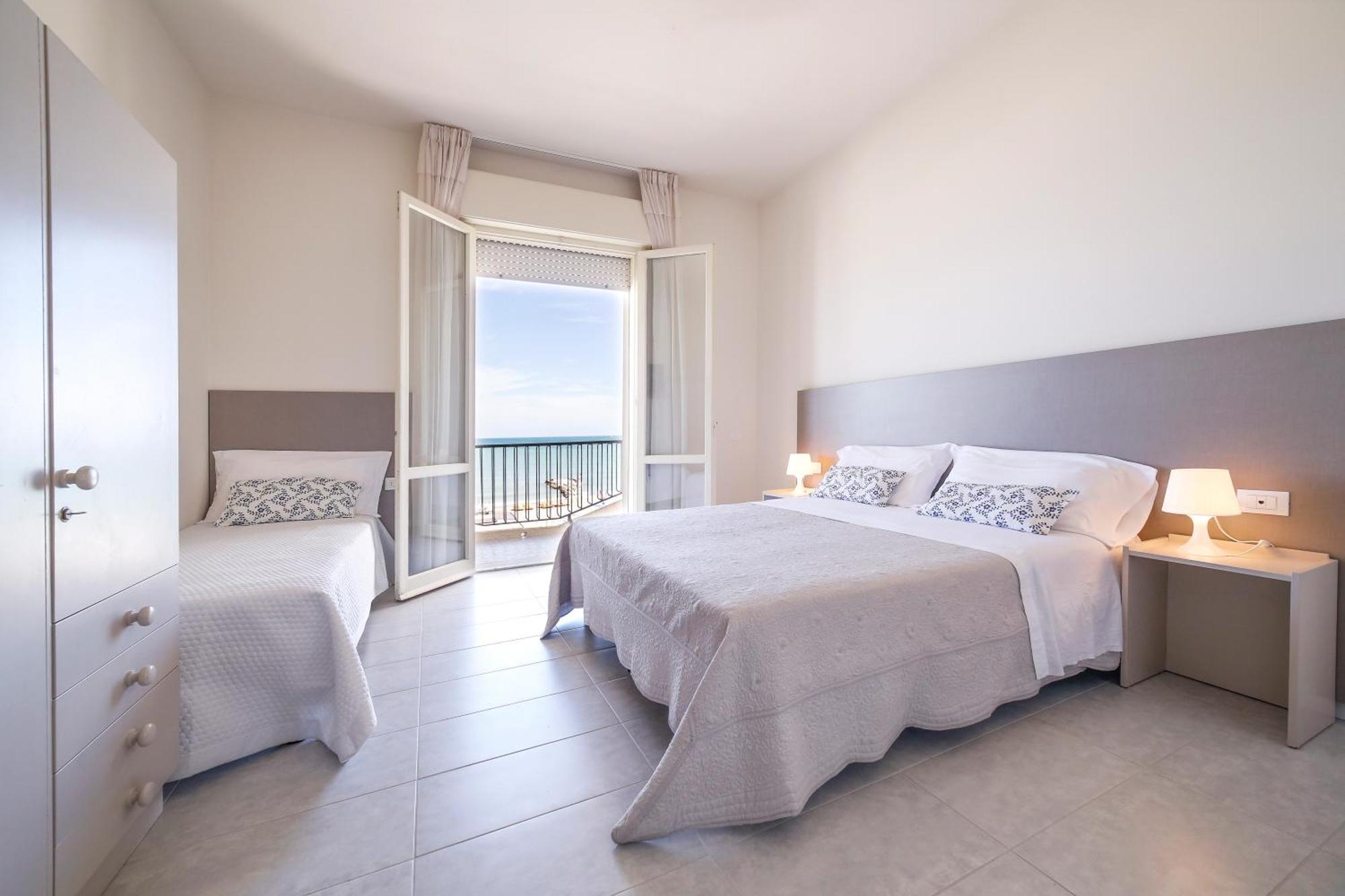 Ambasciatori Hotel - Beach Front -Breakfast Xxl & Brunch Until 12 30Pm Misano Adriatico Eksteriør bilde