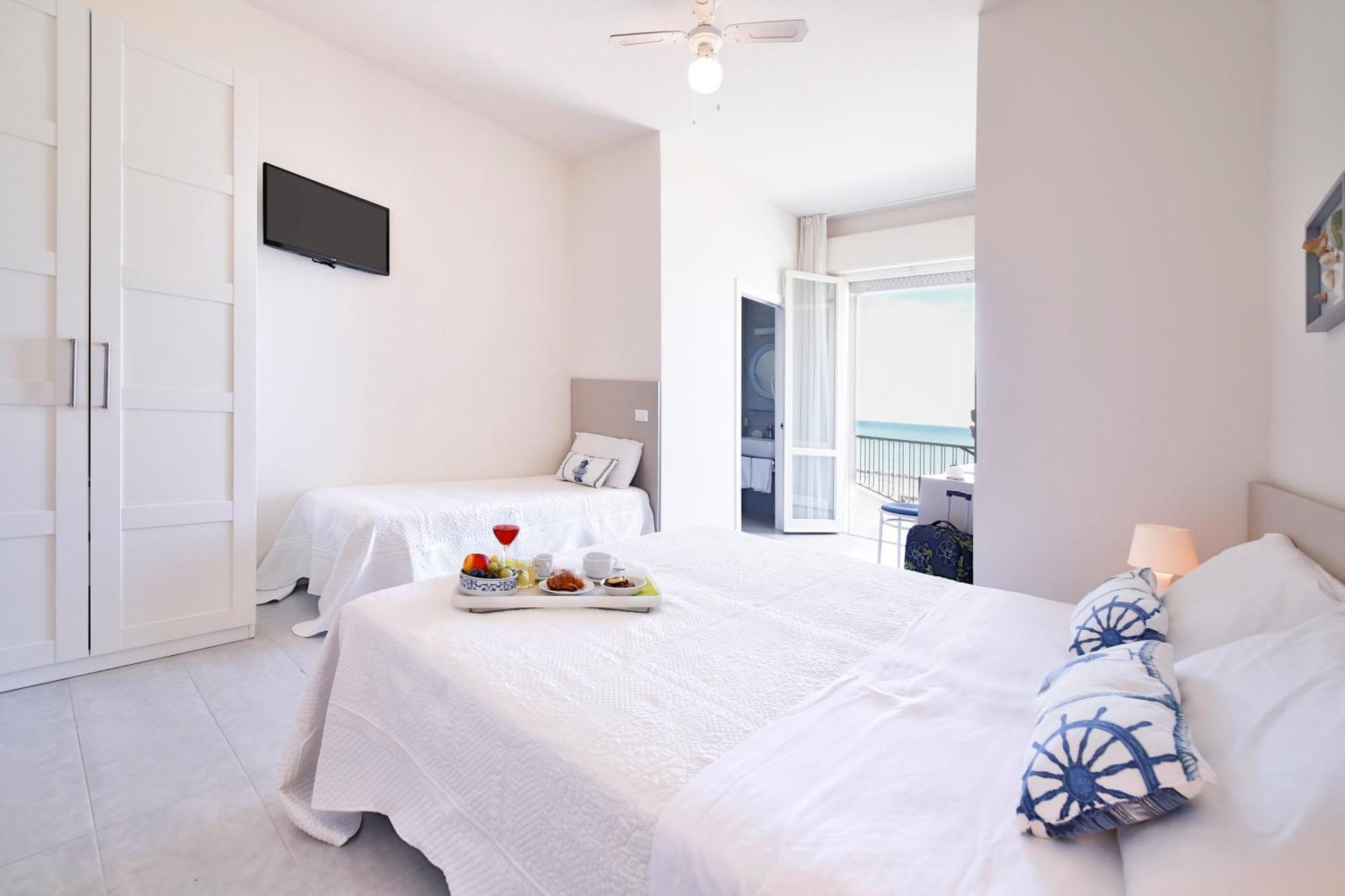 Ambasciatori Hotel - Beach Front -Breakfast Xxl & Brunch Until 12 30Pm Misano Adriatico Eksteriør bilde