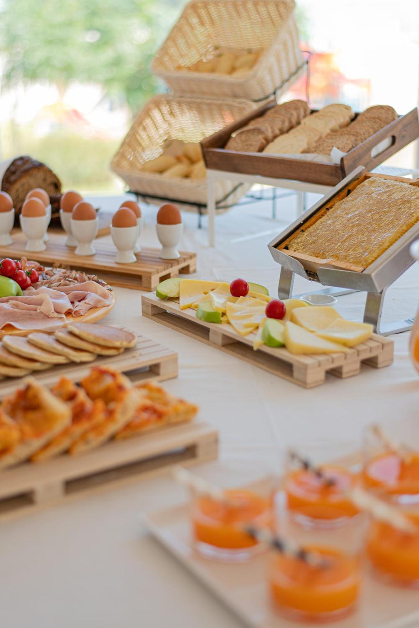 Ambasciatori Hotel - Beach Front -Breakfast Xxl & Brunch Until 12 30Pm Misano Adriatico Eksteriør bilde