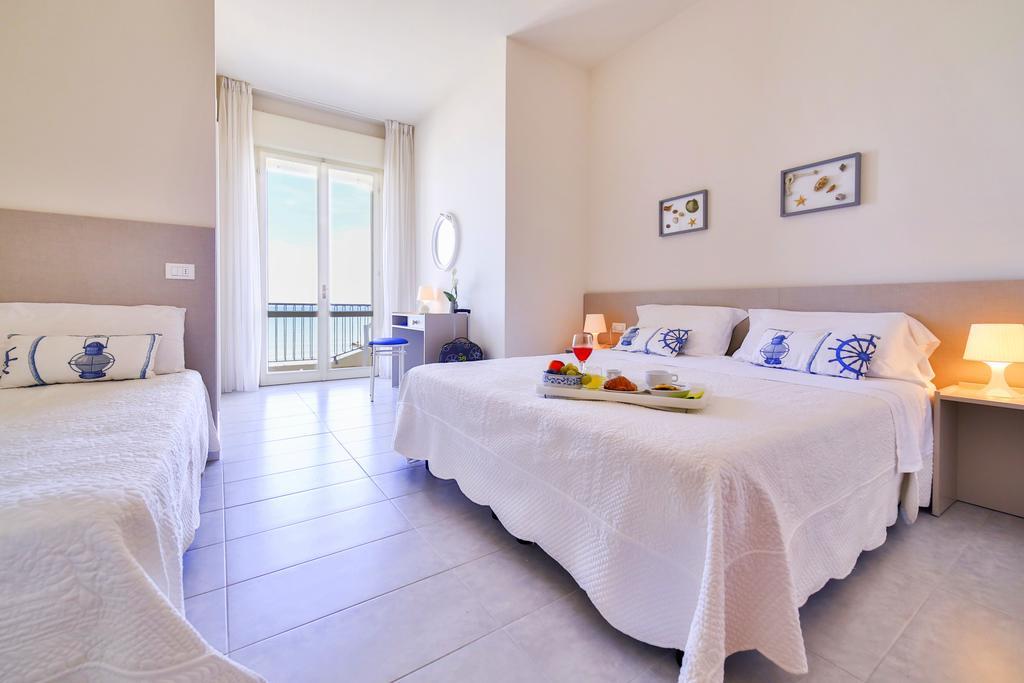 Ambasciatori Hotel - Beach Front -Breakfast Xxl & Brunch Until 12 30Pm Misano Adriatico Eksteriør bilde